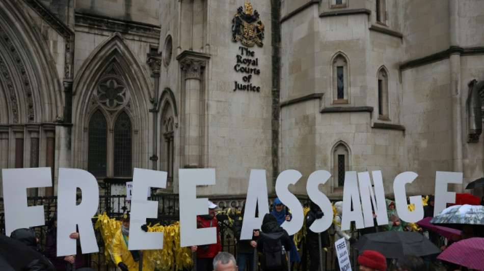 Julgamento de extradi&ccedil;&atilde;o de Assange aguarda senten&ccedil;a