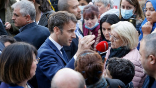 Pr&eacute;sidentielle: bataille sur le terrain entre Macron et Le Pen avant un duel incertain 