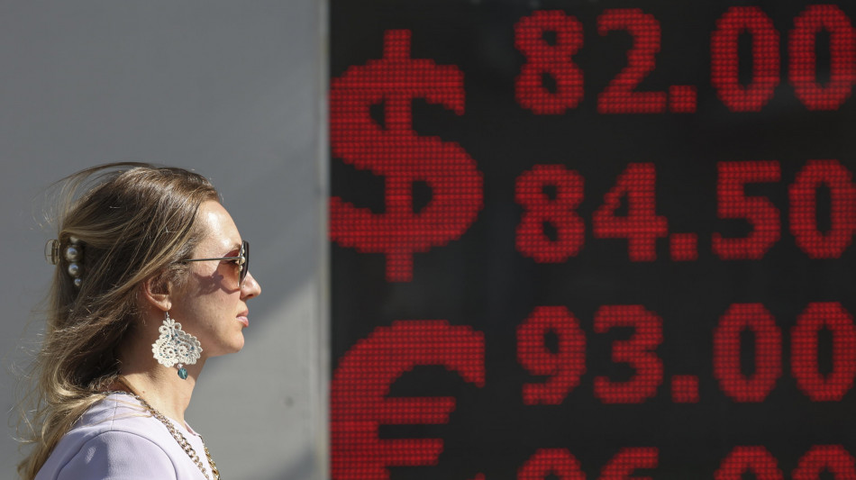 Dollaro in calo su Euro e Yen dopo i tassi fermi della Fed