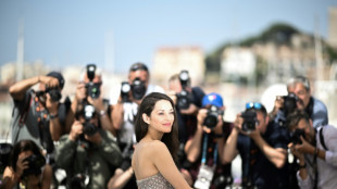 Artistas francesas como Huppert y Cotillard se cortan un mech&oacute;n en solidaridad con Ir&aacute;n