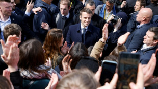 Macron en meeting pour faire d&eacute;coller sa campagne