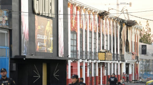Los bomberos revisan los escombros tras el incendio que dej&oacute; 13 muertos en una discoteca espa&ntilde;ola