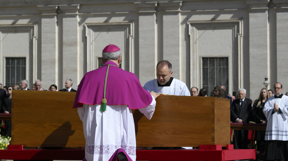 Terminato funerale del Papa, ancora applausi dei fedeli