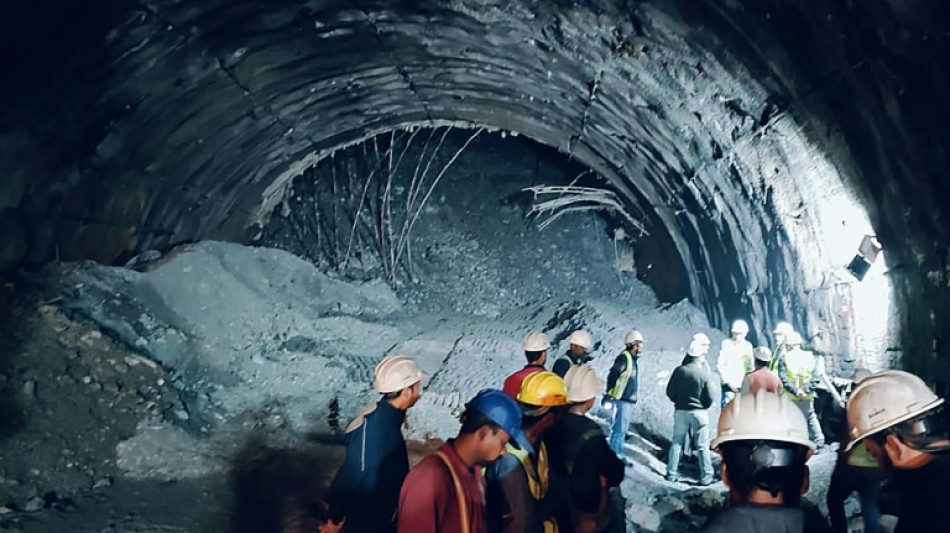 Los 40 trabajadores atrapados en un t&uacute;nel colapsado en India est&aacute;n "vivos"