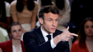 Pr&eacute;sidentielle: Macron le candidat descend dans l'ar&egrave;ne