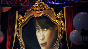 Mattel rende omaggio a Whitney Houston dedicandole una Barbie in abito viola