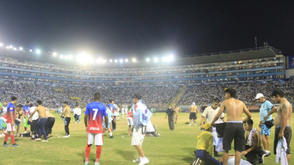 Sobreventa de entradas y frustraci&oacute;n de los hinchas, causas de la tragedia en estadio en El Salvador