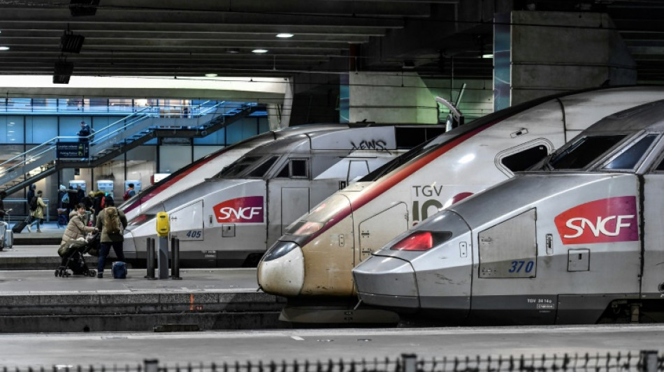 Les contr&ocirc;leurs de la SNCF en gr&egrave;ve tout le week-end, 60% des TGV annul&eacute;s
