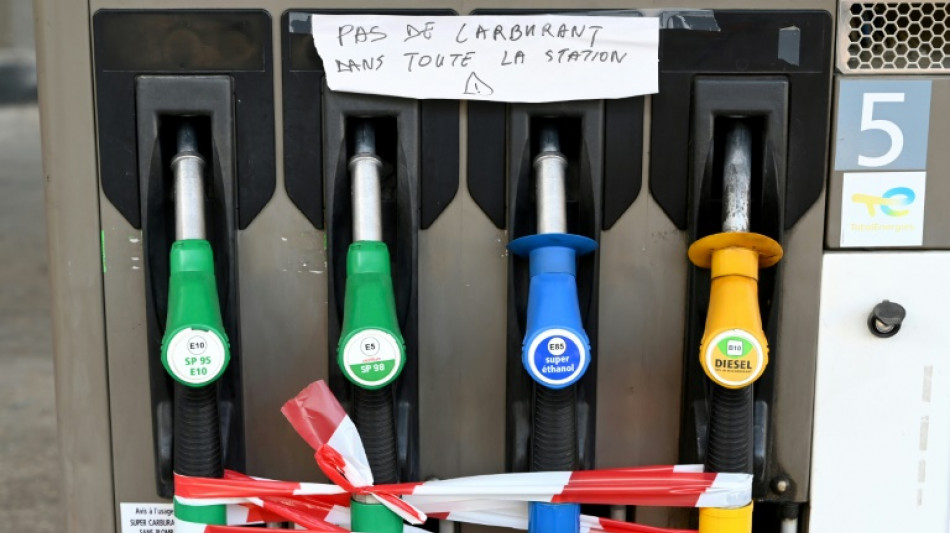 TotalEnergies: la gr&egrave;ve continue, Macron appelle les automobilistes au "calme"