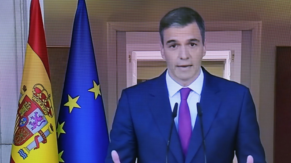 Pedro S&aacute;nchez volta ao trabalho ap&oacute;s amea&ccedil;a de ren&uacute;ncia