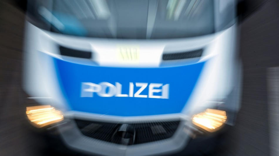 Autofahrer f&auml;hrt in Bayern in Menschengruppe am Stra&szlig;enrand