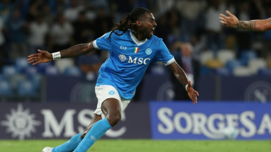 Napoli vence Cagliari com gol nos acréscimos e sobe para liderança do Italiano