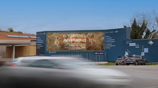 La sfilata di Valentino su mega schermi a Roma, Napoli; Milano