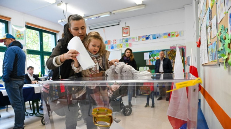 Pol&ocirc;nia vai &agrave;s urnas para definir futuro das rela&ccedil;&otilde;es com UE e Ucr&acirc;nia