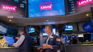 Wall Street ouvre en ordre dispers&eacute;, les r&eacute;sultats surprennent encore favorablement