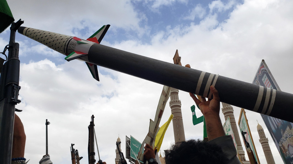 Houthi, 'attaccati Israele e due portaerei Usa'
