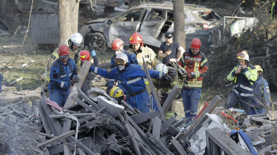 Kiev, 'salgono a 12 i morti del raid russo nella capitale'