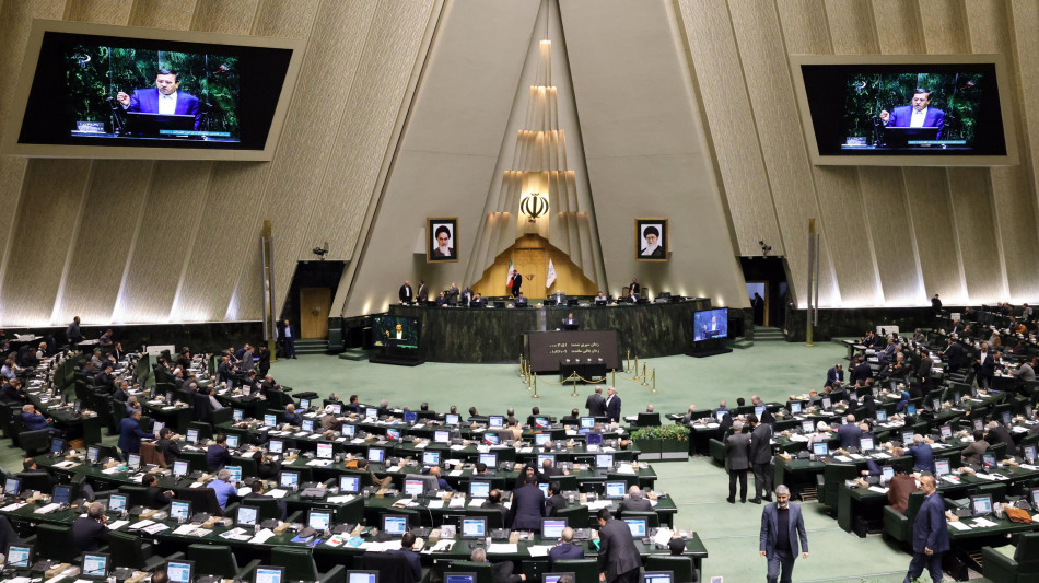 Ok Parlamento iraniano a sospendere cooperazione con Aiea