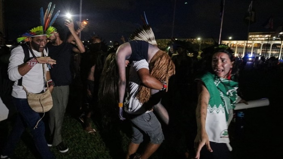 Brasilia, gas lacrimogeni contro gli indigeni