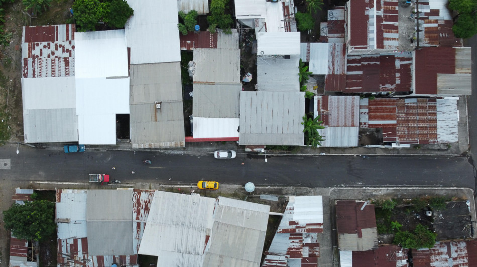 Strage in Ecuador, 17 morti in un attacco armato in un bar