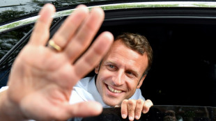 Macron vu par les sondeurs: une popularit&eacute; "&eacute;lev&eacute;e", mais toujours "sujet de crispation"