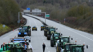 Agricultores bloqueiam estradas na Fran&ccedil;a antes de an&uacute;ncios do governo