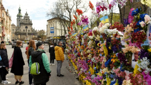 A Lviv, un mur de fleurs en hommage aux Ukrainiens tu&eacute;s