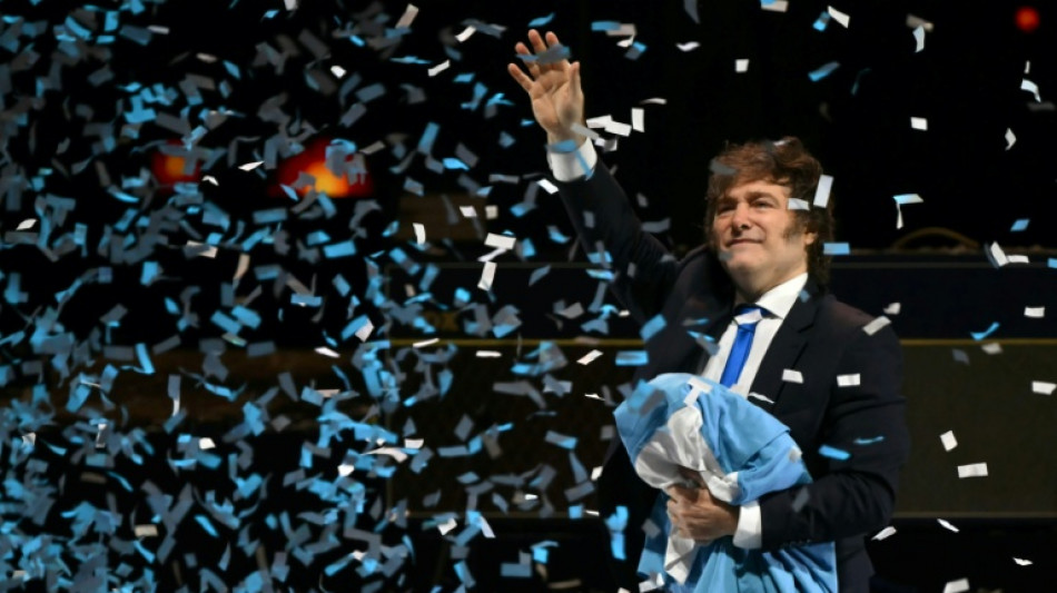 Entre show rock et meeting électoral, Milei lance un livre sur son "miracle", pourtant fragile