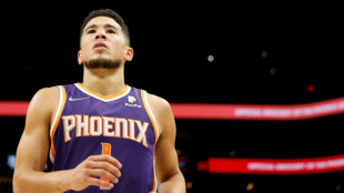 NBA: Booker et les Suns s'offrent Miami et une place en playoffs, Milwaukee encha&icirc;ne  