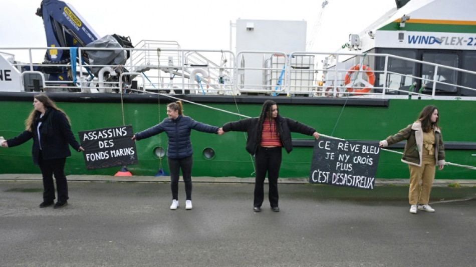 A Saint-Malo, p&ecirc;cheurs et &eacute;cologistes se mobilisent contre un chalutier "monstrueux"