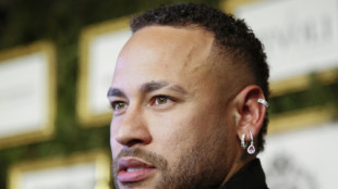 Neymar visita sele&ccedil;&atilde;o brasileira em Los Angeles e deseja sorte na Copa Am&eacute;rica