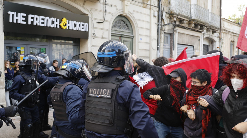Protesta studenti, salgono a 100 le scuole chiuse in Francia, gi&agrave; 150 i fermati