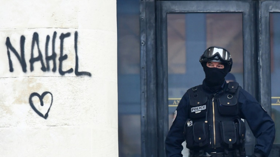 Fundo arrecada &euro; 1 milh&atilde;o para ajudar policial que baleou jovem na Fran&ccedil;a